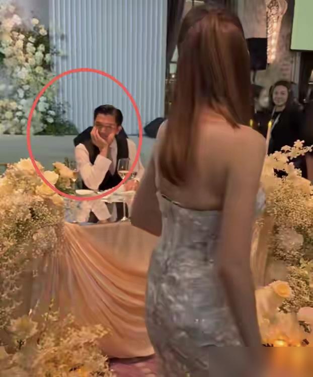 邱泽的精力都没有许玮甯的那么足，妻子可以在婚礼上跳舞，丈夫就托腮休息了。虽然邱泽