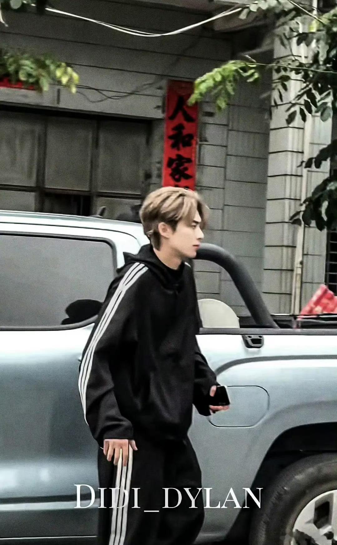 王鹤棣素颜录制亲爱的客栈这是素颜？！怎么会有人帅成这个样子的啊！这不就是建模脸吗