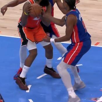 战神卡回归太可怕了，快船主场面对东部第一的活塞，112比99拿下。伦纳德得分创新