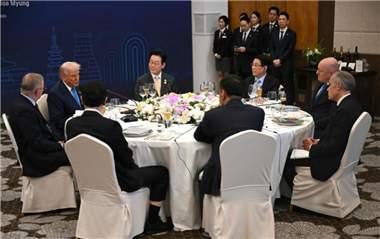 加拿大总理卡尼利用中国刺激特朗普奏效了，此前说一个月内都不想见卡尼的特朗普，一边