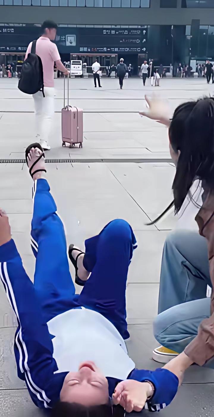 女儿在地上打滚，哭喊着不让爸爸走[流泪]看了这一段离别真的心焦，男人不做上门女婿