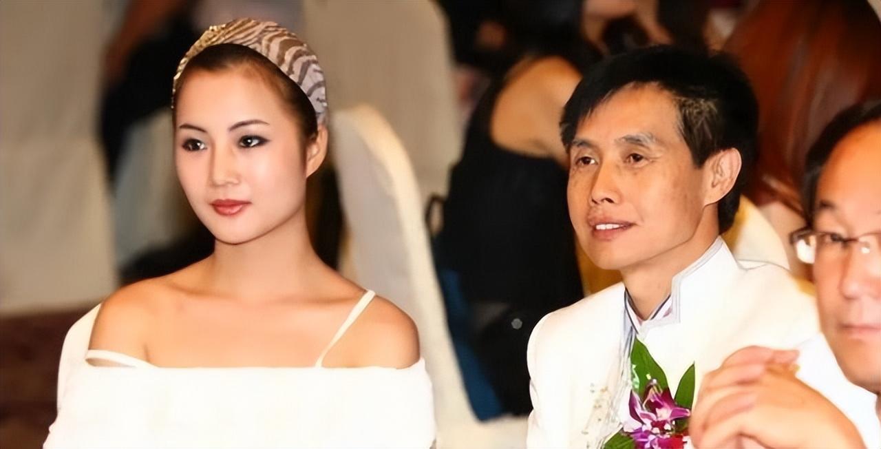 她跟比自己大33岁的“干爹”办了场没有结婚证的婚礼，结果不到4个月就散伙了。
