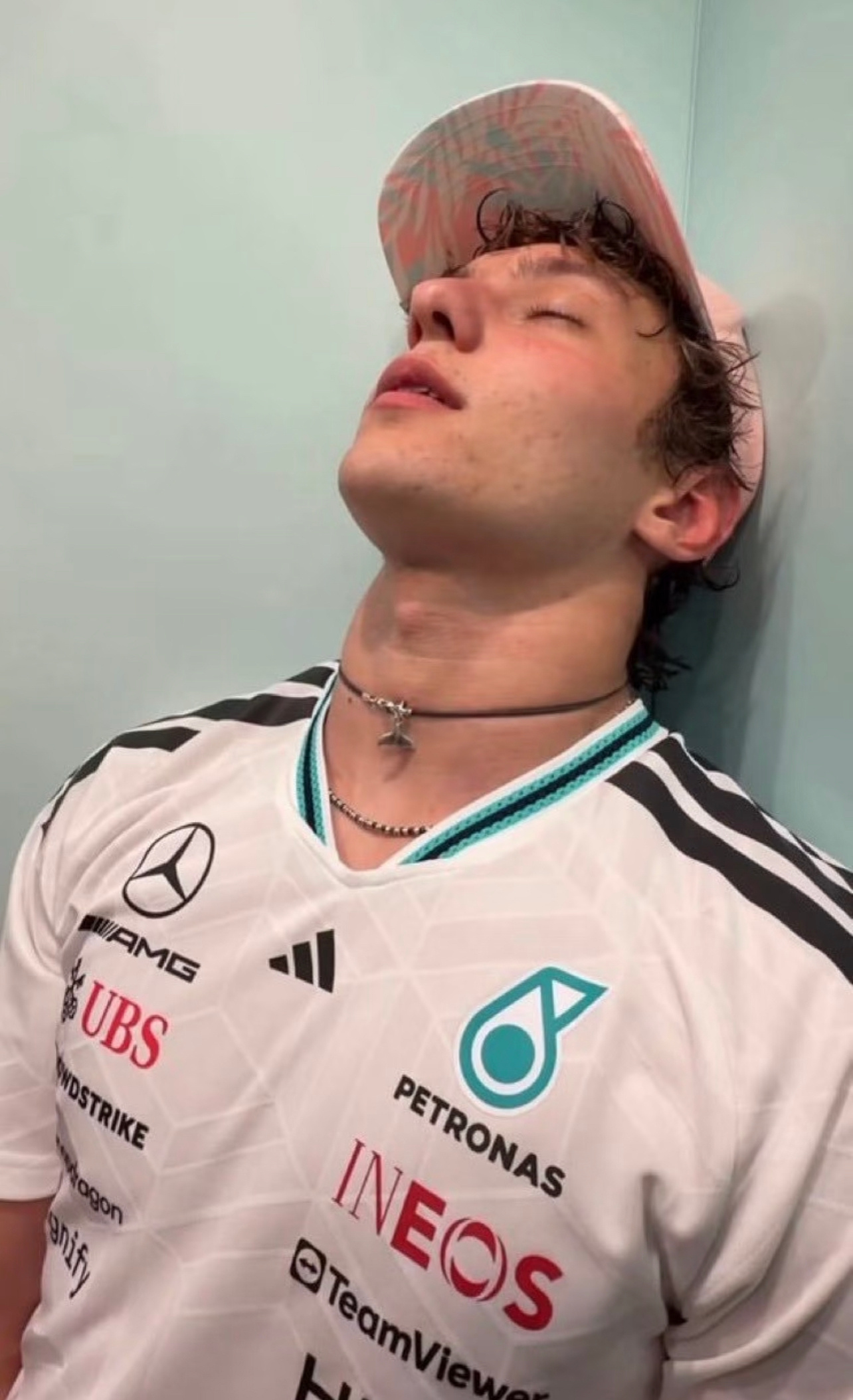 安东内利意大利主场夺冠 升上F1之后脖子肉眼可见越来越粗，不行咱换一条链子呢？再