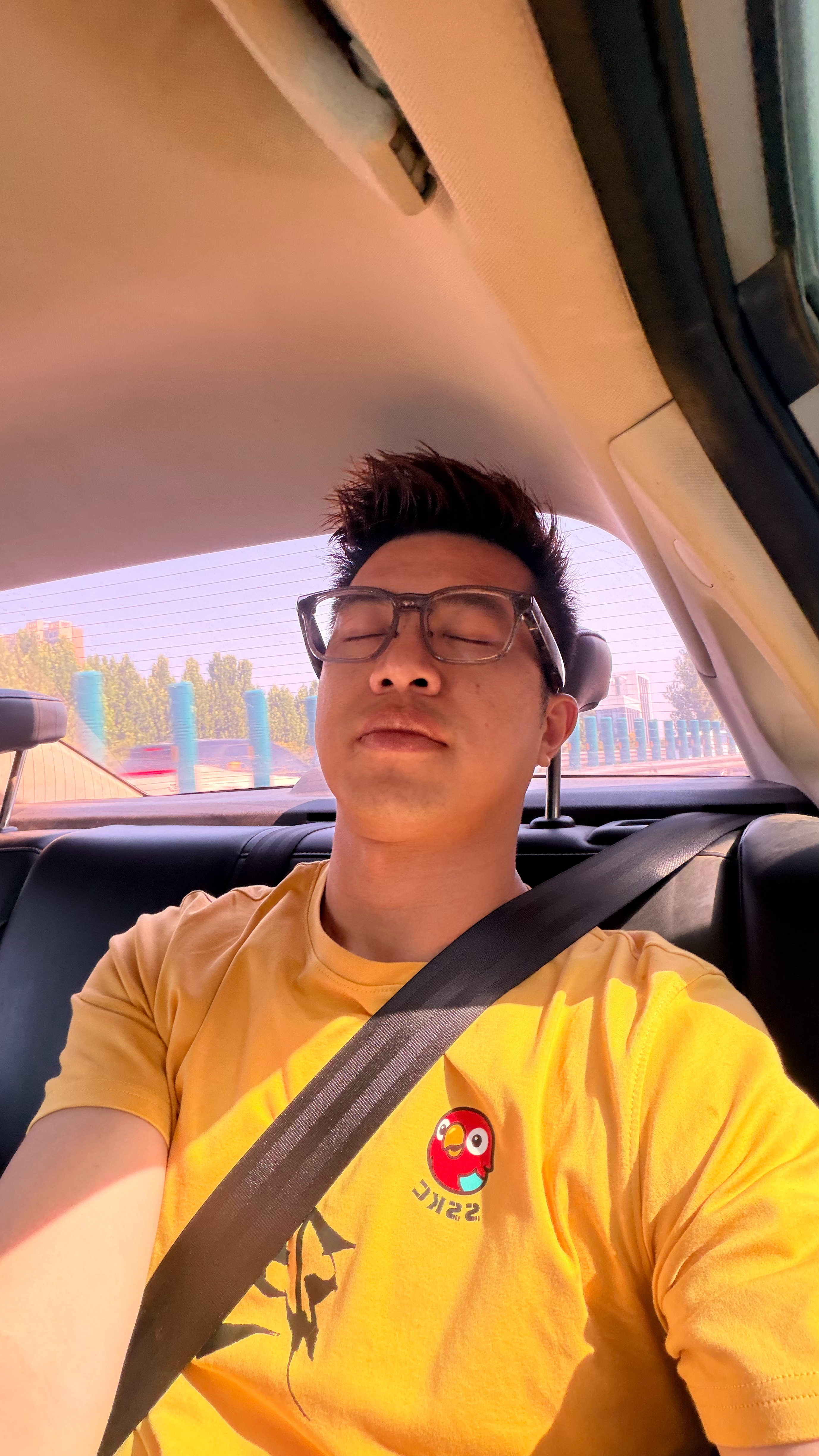 检验一辆车后排舒不舒服，闭上眼，坐着，躺一会。 