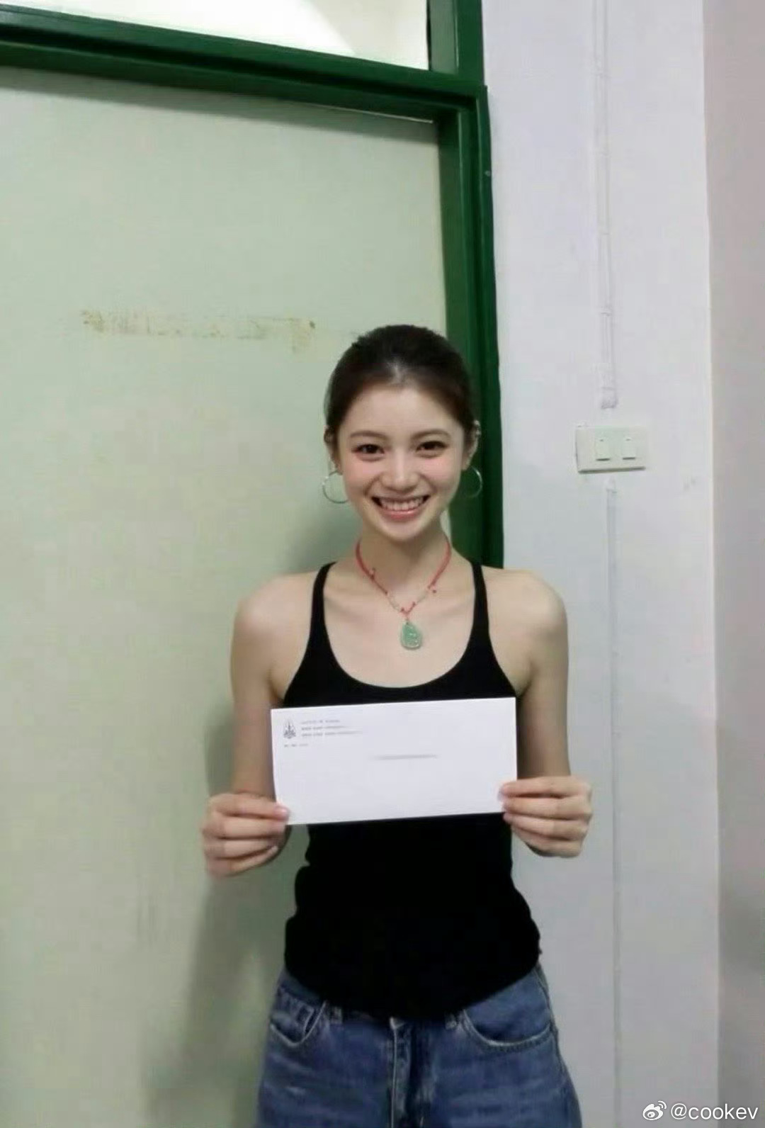 老天爷赏饭吃的脸，在化个淡淡的心水妆容，瞬间就可以酷似刘浩存和钟楚曦。随便化两笔