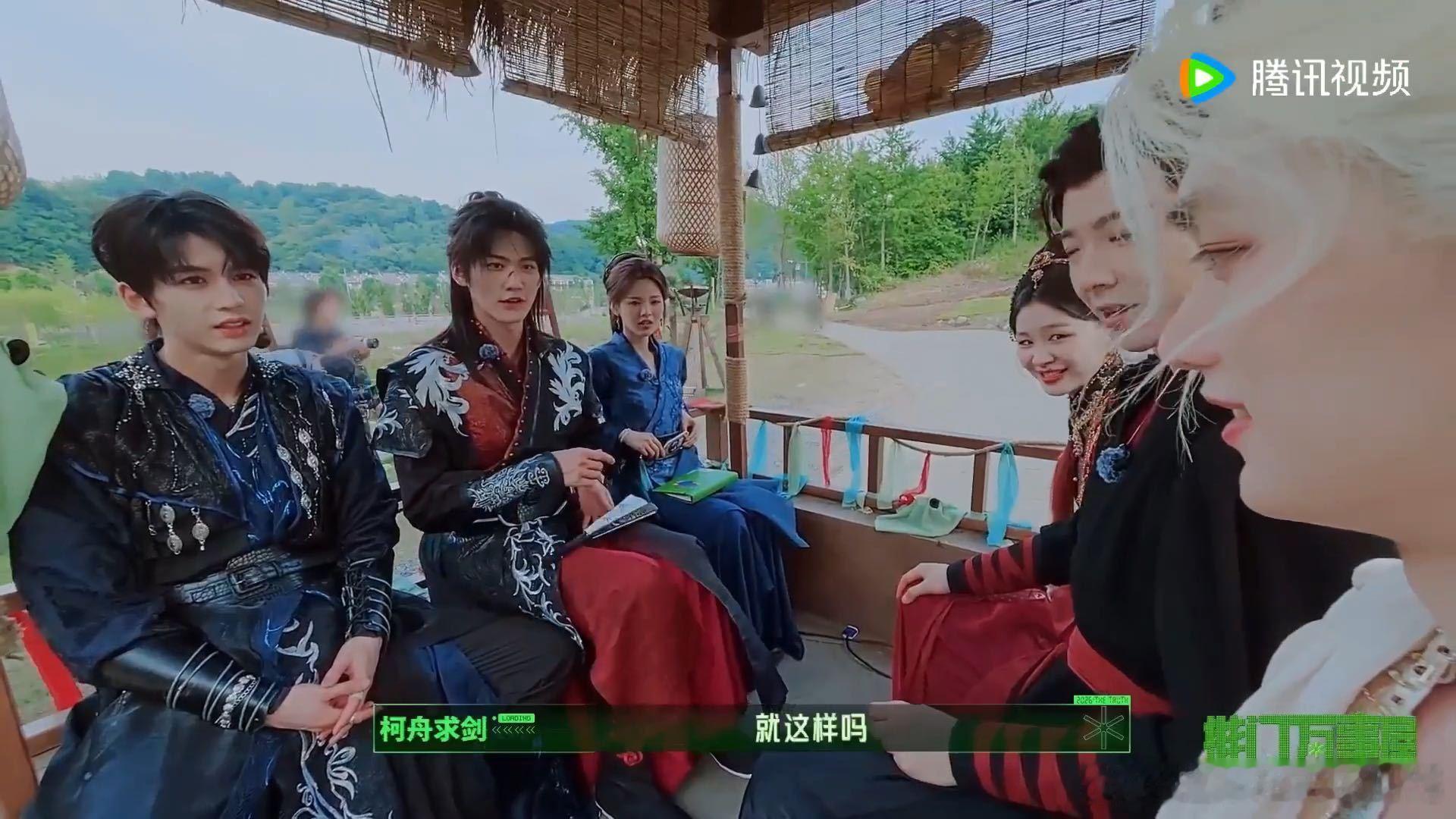 丁程鑫教周柯宇时代少年团专属手势开始推理吧 周柯宇问丁程鑫“你们团有没有手势”的