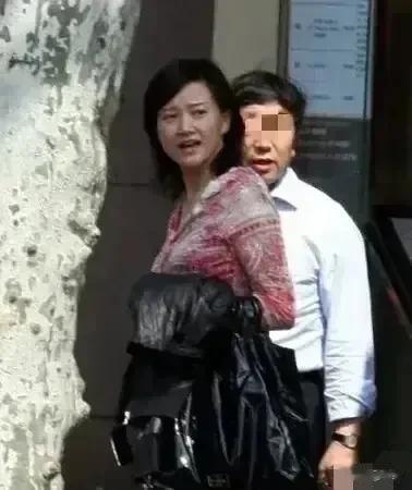 久未露面的歌唱家宋祖英，近日被拍到与几位老友聚会的场面，身材和相貌，与当年相比，
