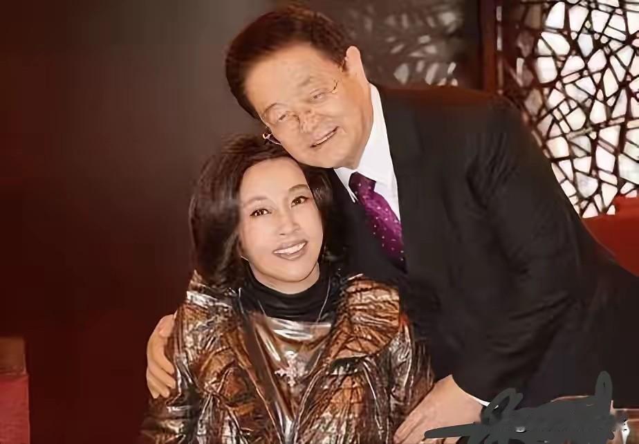 刘晓庆这戏里戏外的感情线还挺有意思。戏里她和小30岁的演员演夫妻，视觉上确实有点