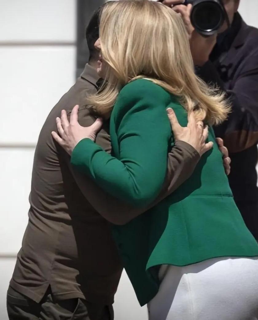 泽连斯基和斯洛伐克前总统苏珊娜见面很热情啊！
泽连斯基的面部表情是在想什么呢？