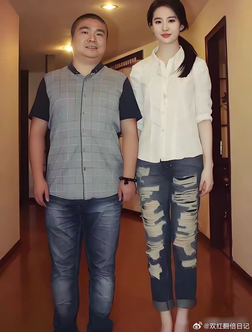 这牛仔裤也就刘亦菲能驾驭了