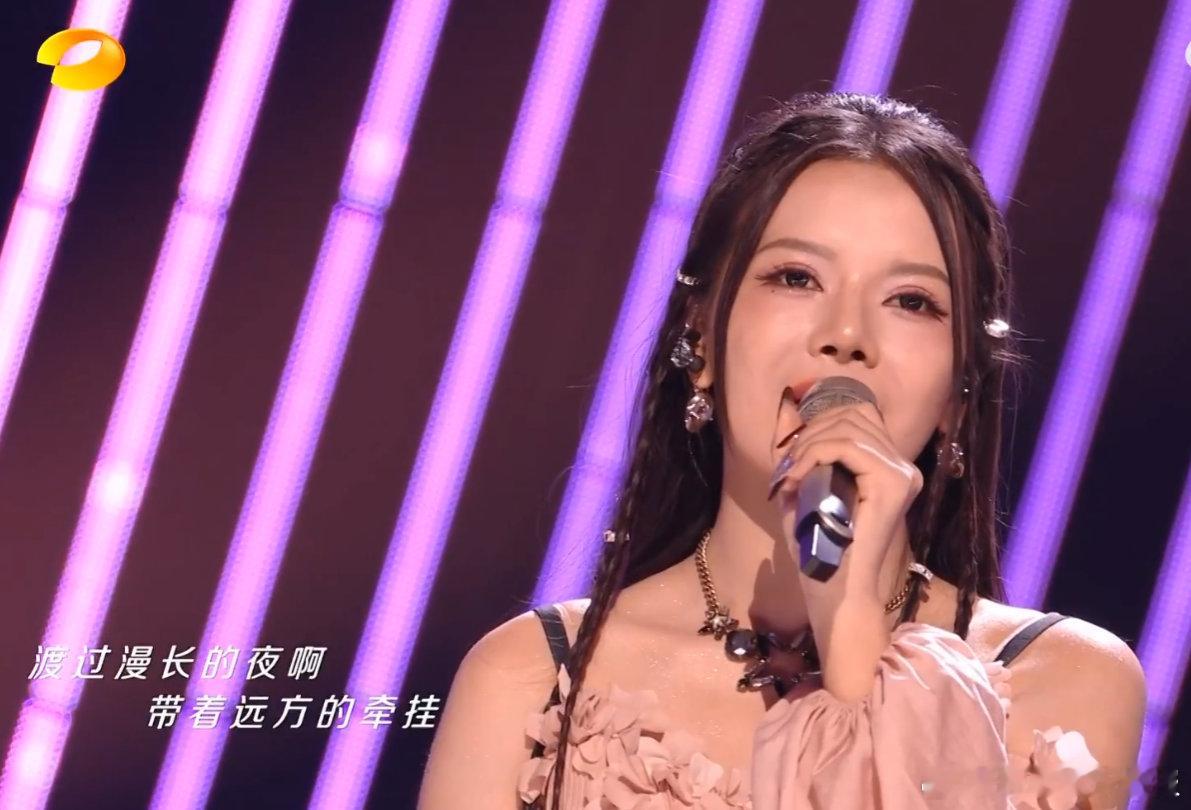 声鸣远扬开场曲唱给香港同胞今晚声鸣远扬全国总决赛直播开场秀超有力量！12强唱着徐