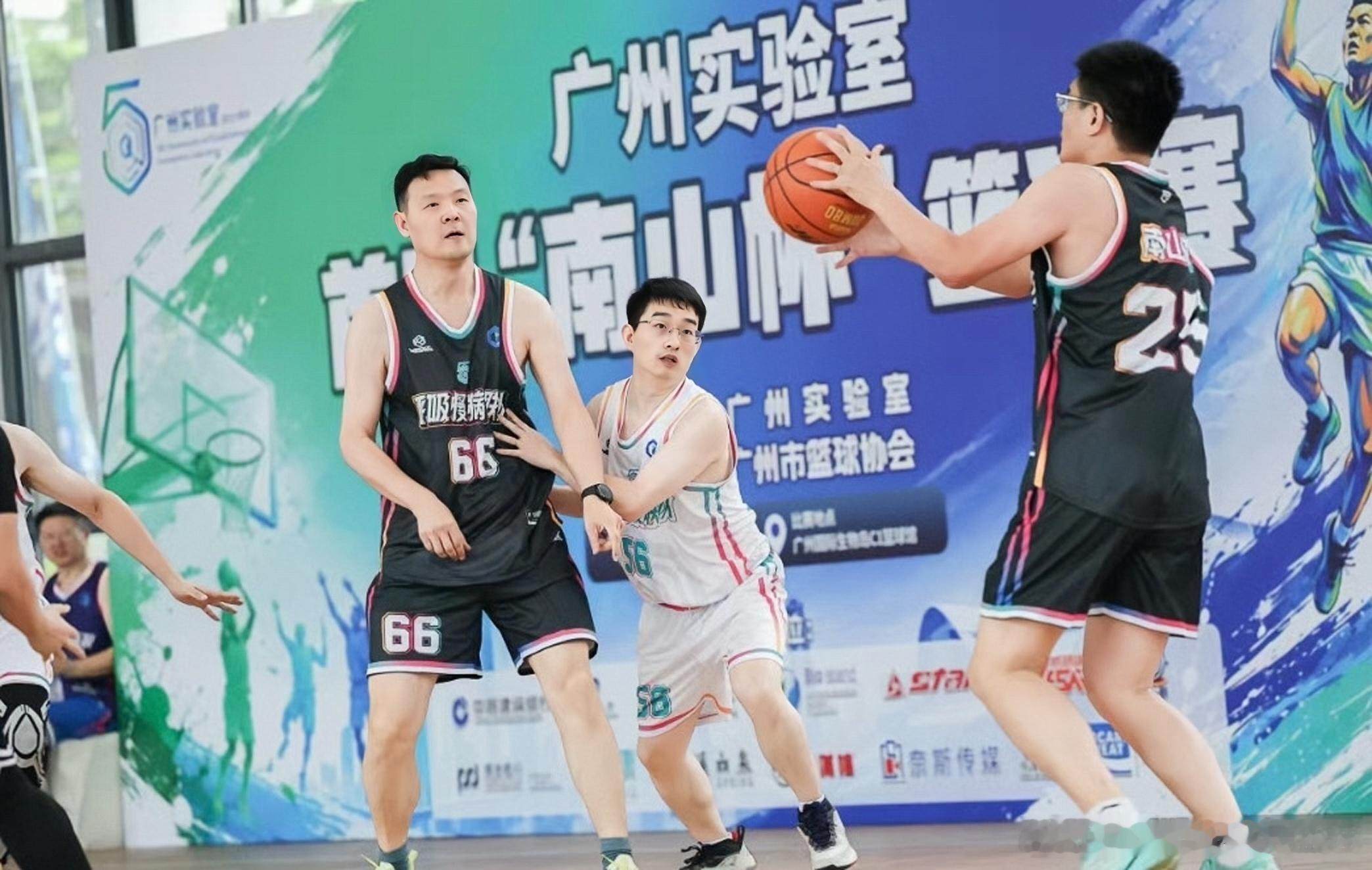 杜锋指导这简直是连轴转啊，昨晚杜锋刚看完粤BA，一早现身广州南山杯，钟南山院士到