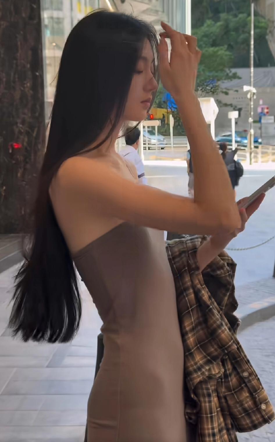 果然上天都是公平的，这才是正常的，不可能什么都占尽
美女应该也会有烦恼吧，她的脸