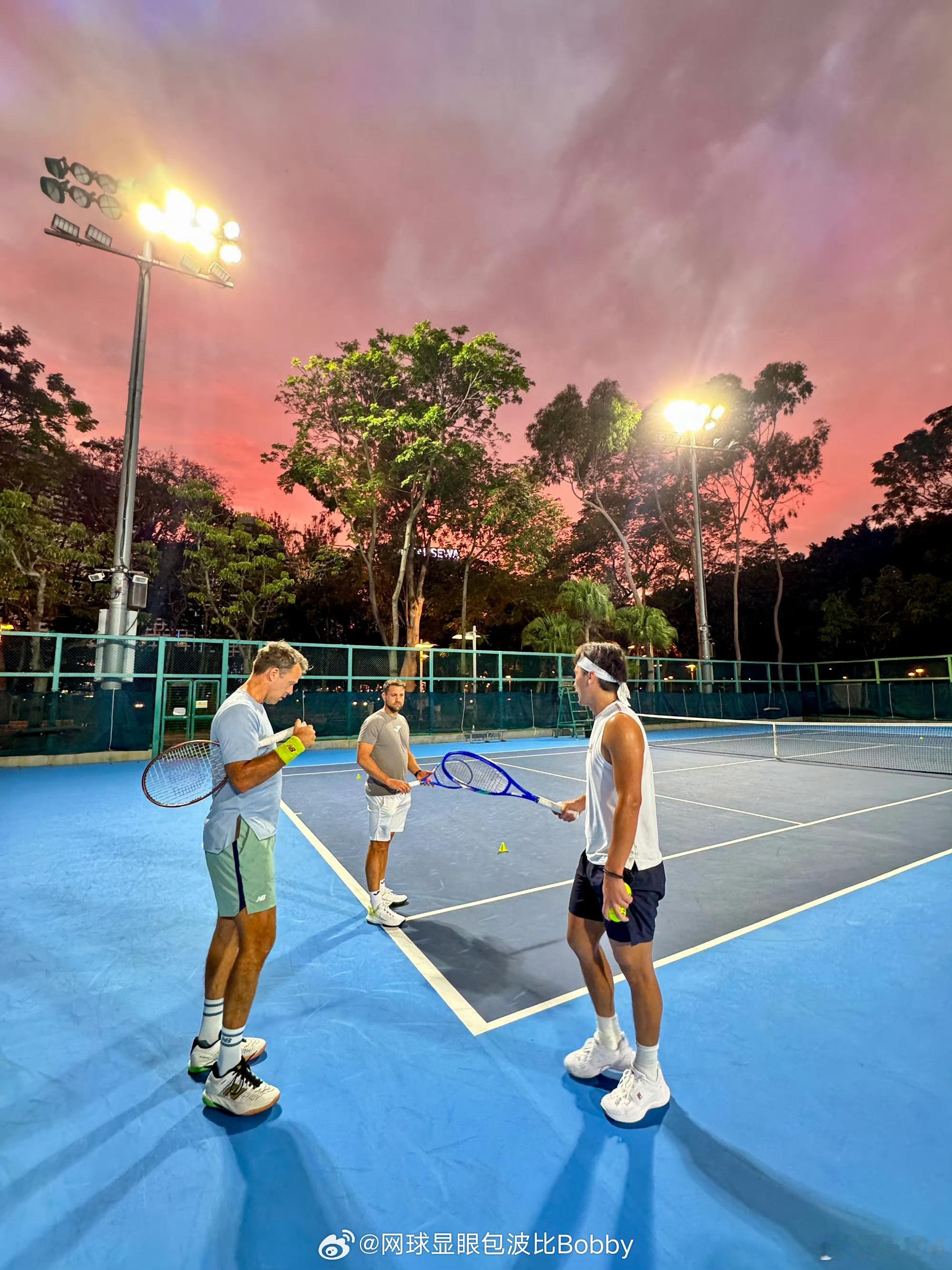 布云朝克特的新年祝福 “祝每个人在新的一年都可以打破不可能”布云朝克特将参加香港