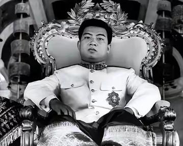 1941年的金边王宫，19岁的西哈努克刚登基不久。庆典上，他目光落在姨妈蓬珊莫尼