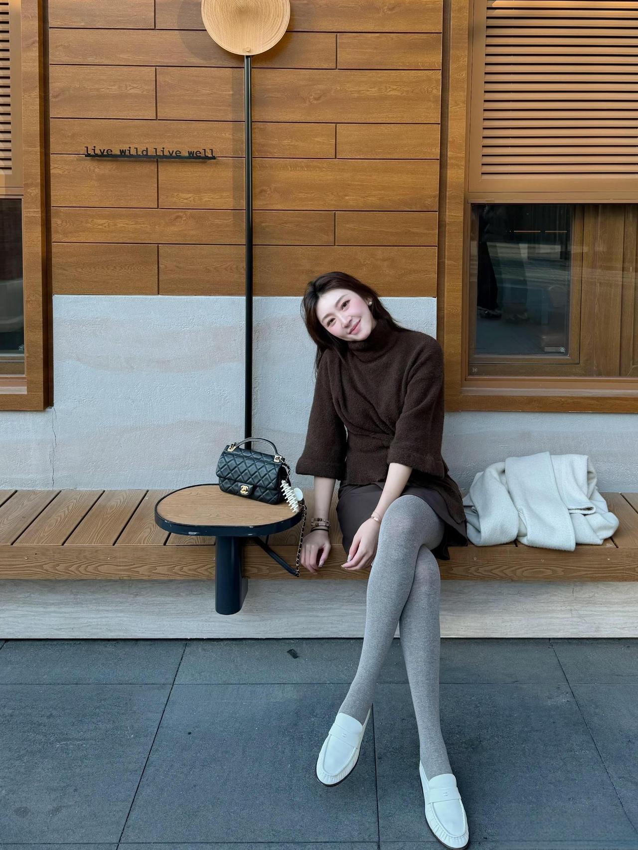 这套是温柔松弛风，很适合秋冬的复古街区、文艺小店这类休闲场合~
 
核心是棕调同