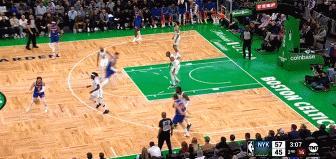 NBA赛场之投篮动作做完整的好处，防守人会打到哦！
  布伦森本场比赛的第一个三