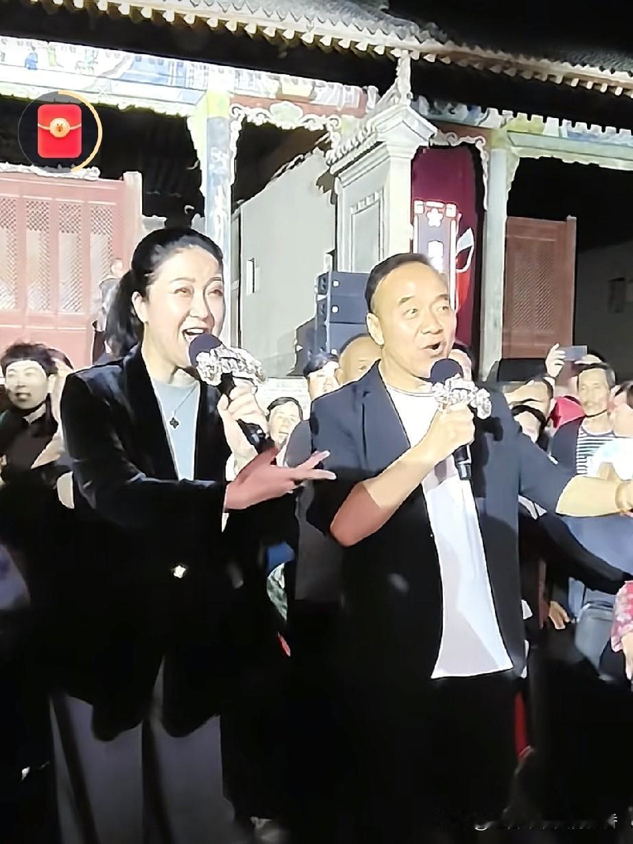 秦腔名家任小蕾(主角里胖嫂扮演者)和蒲剧名家孔向东，在山西芮城东吕村“三连台”前