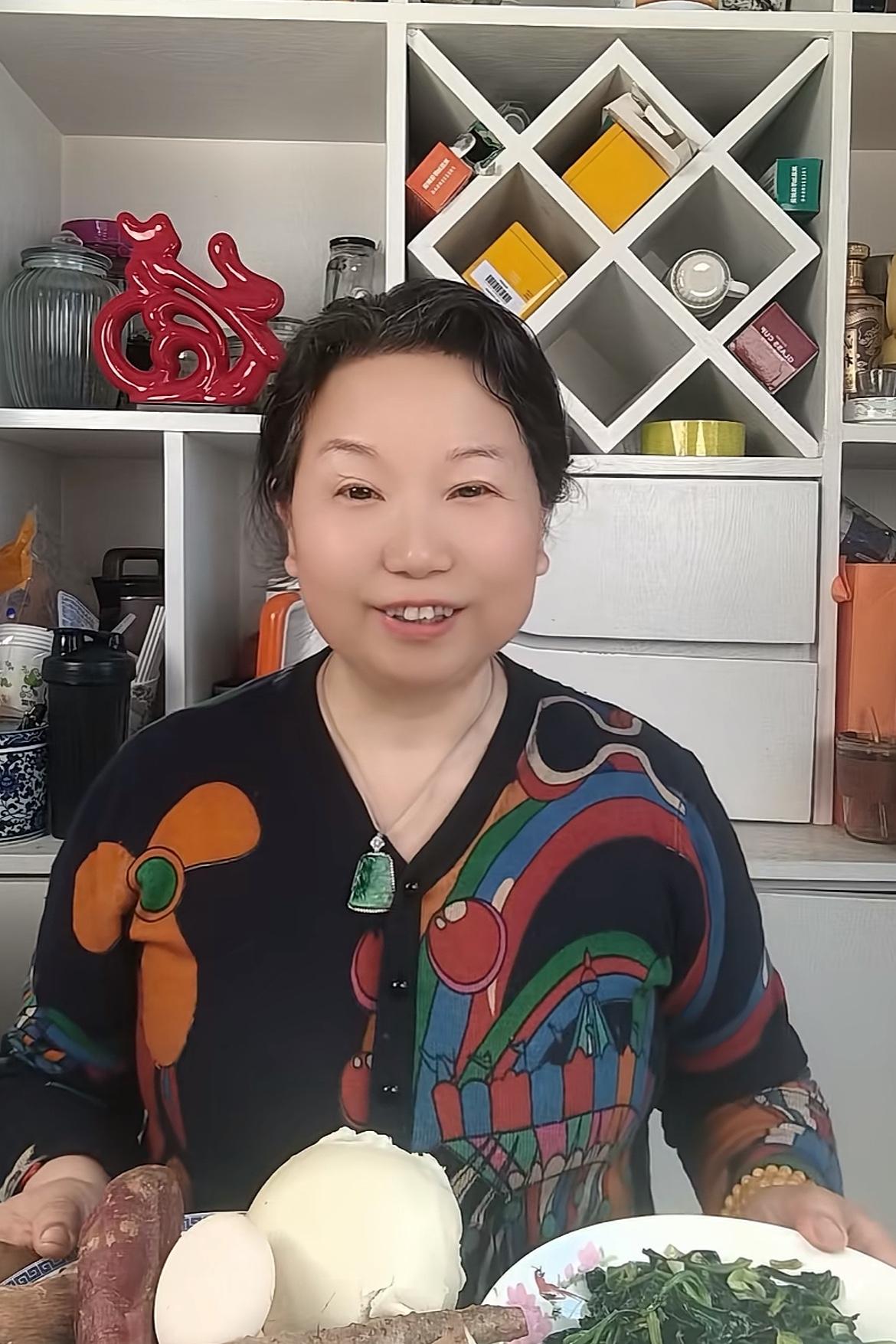 你怎么看杜新枝的为人？

杜新枝人缘比老许强，她为人处事超越老许：

第一，两个