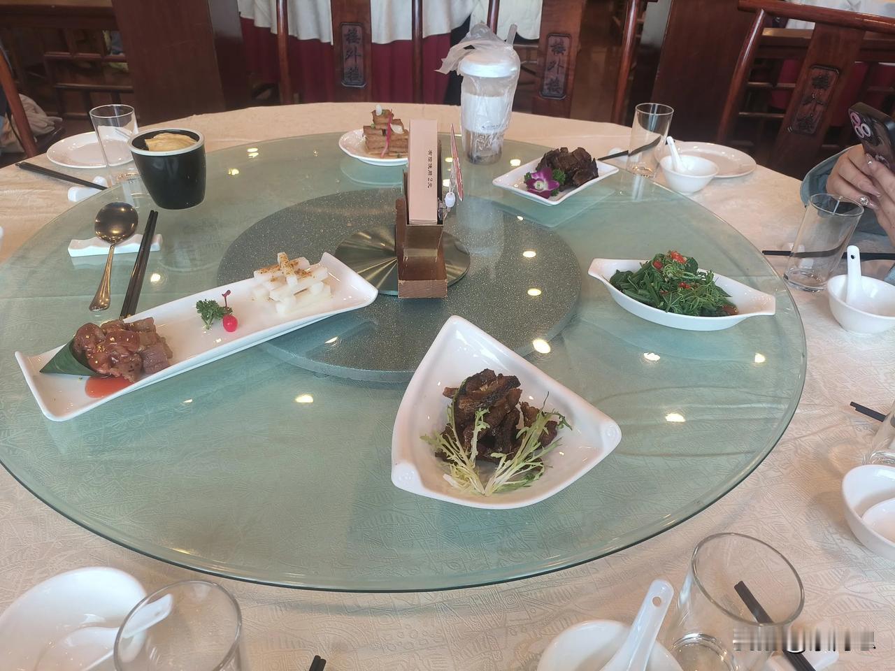 杭州的朋友热情的推荐！
说他们这里有美味的醋鱼，
还推荐了楼外楼！
门口有幅对子