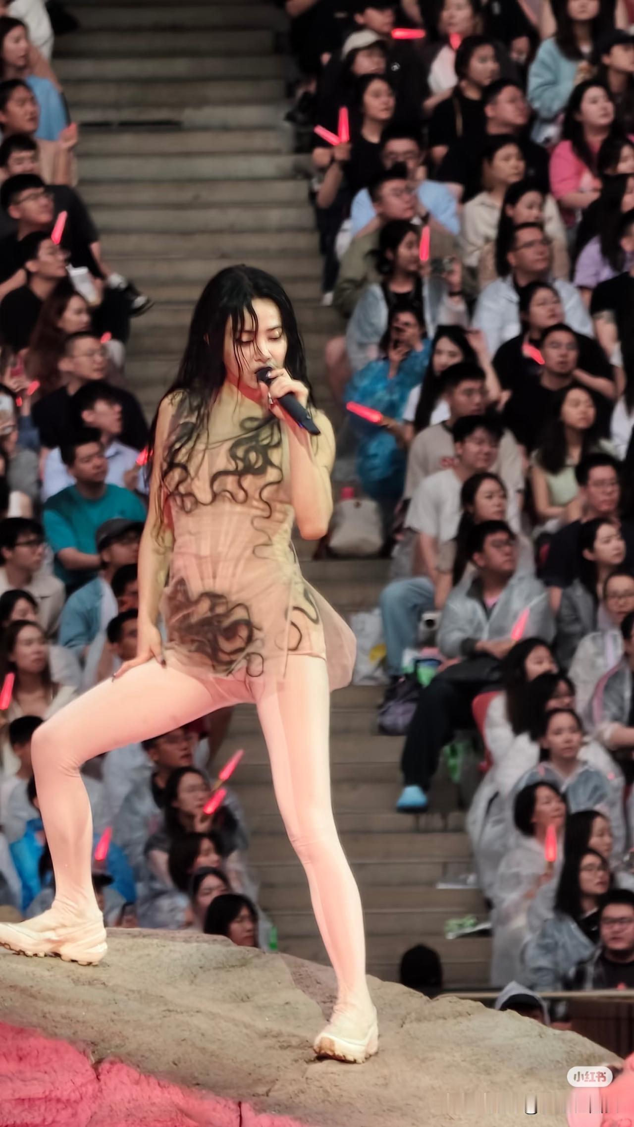 服装是正经服装，感觉拍照的人有些不正经[呲牙][呲牙][呲牙]

很明显，图二才