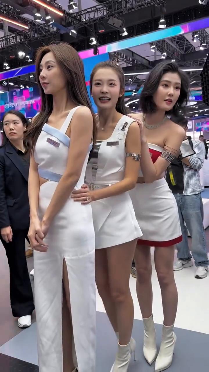 人家奥利奥都是黑夹白的，再夹黑的，我这个是白的夹黑的再夹黑。我是黄的，我是黄的。