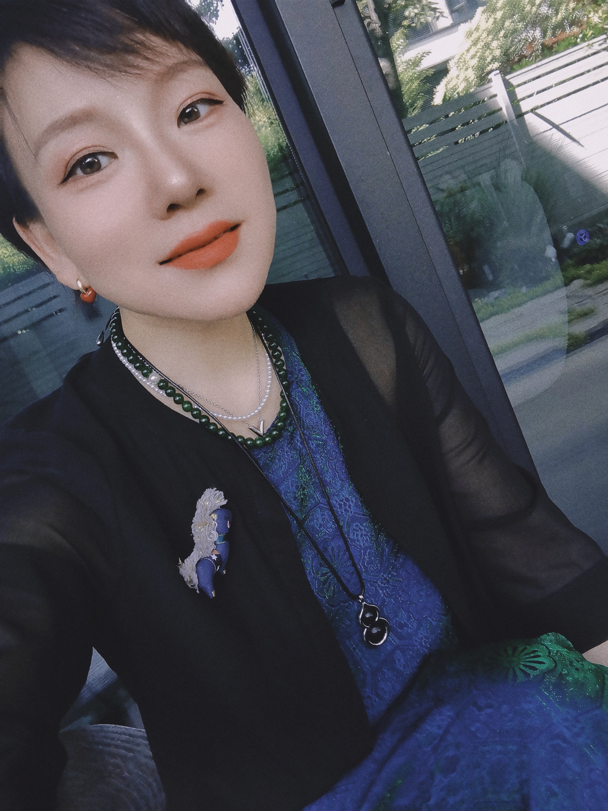 生活手记 阳台吹会儿风，今天化了个全妆，要出门去见个客户。66大顺日一切顺利