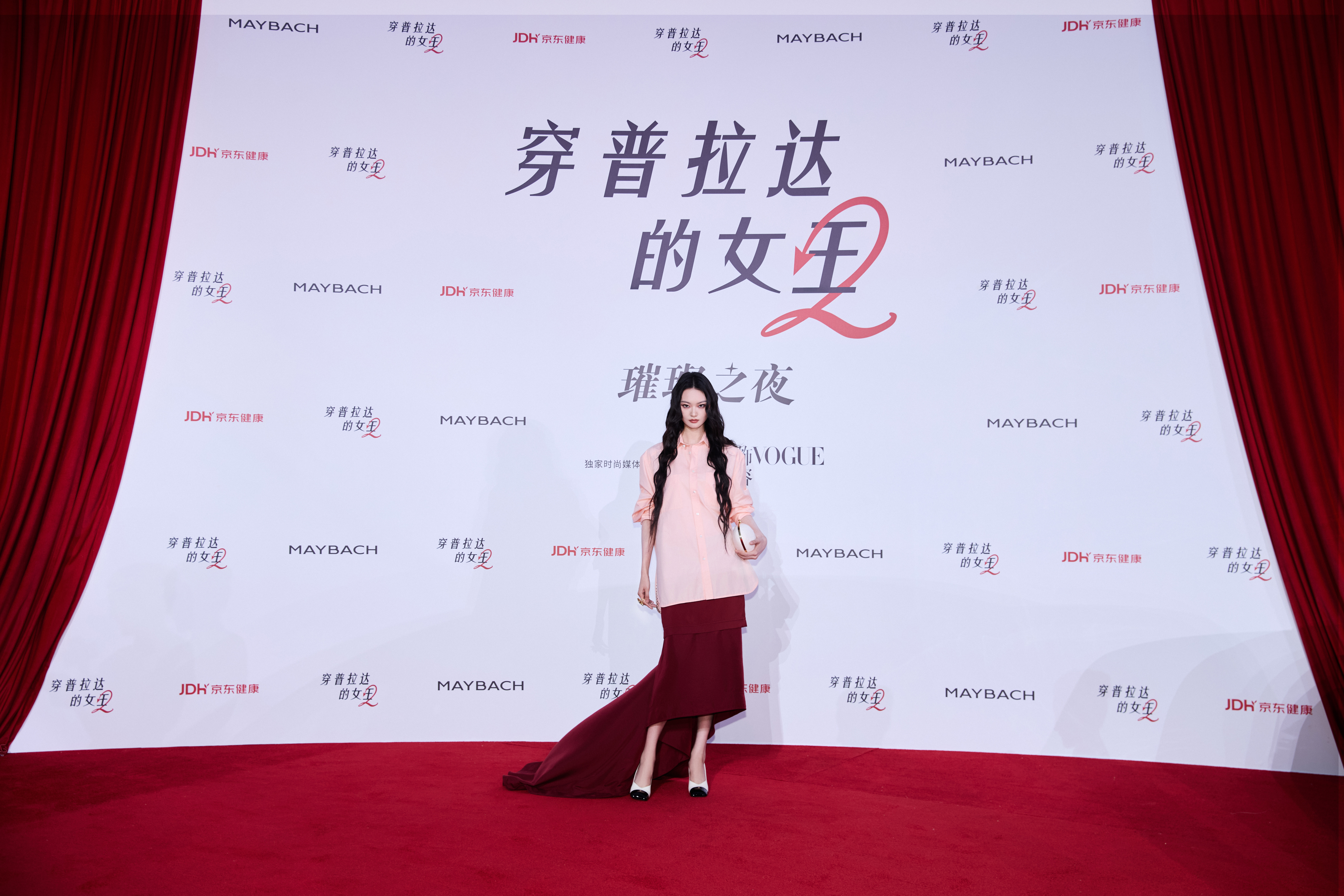 穿普拉达的女王2中国首映礼来自超模贺聪亮相首映礼的造型图集一览 ，这套 CHAN