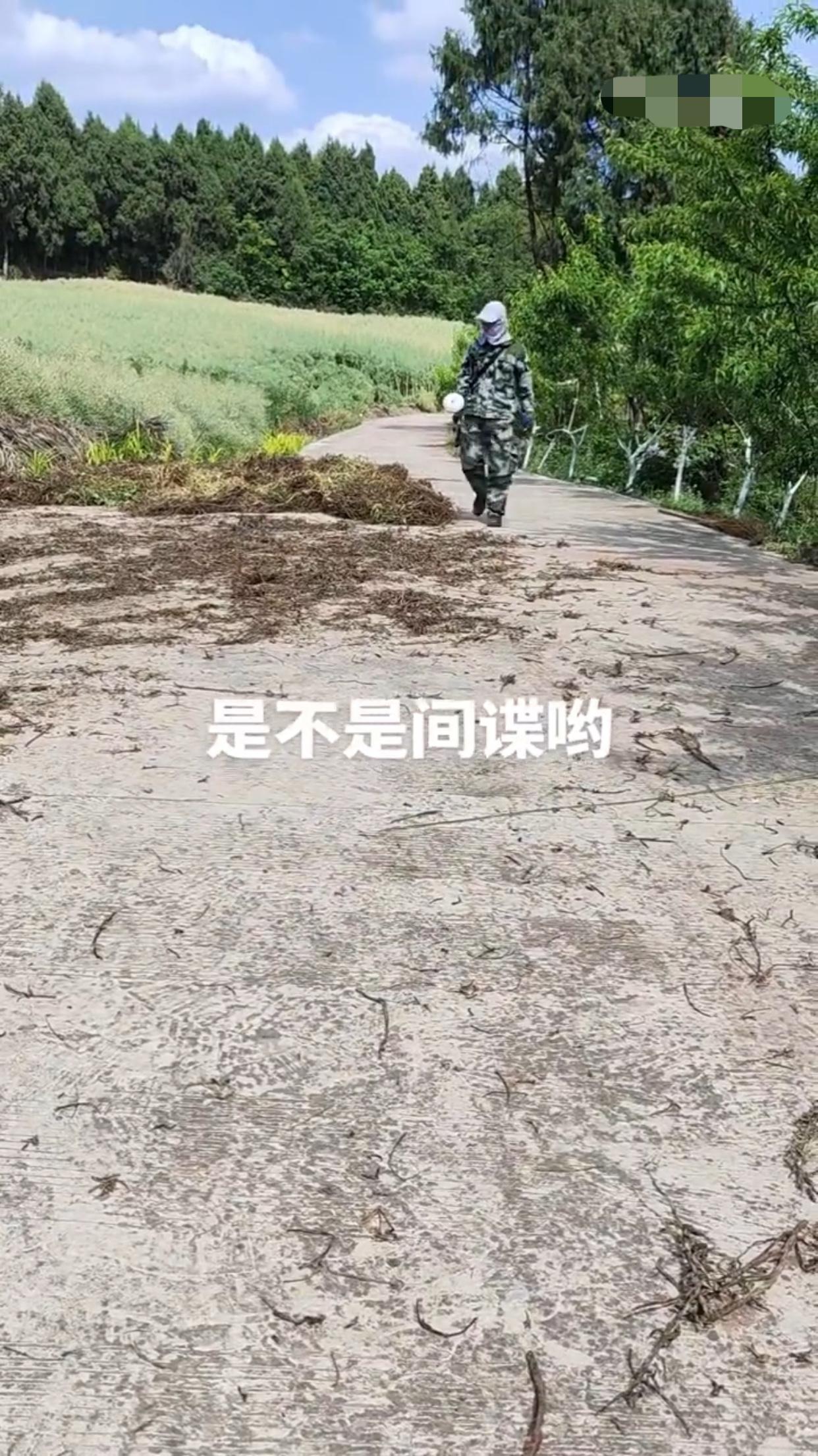 有一位网友表示：他在路上碰到个男子鬼鬼祟祟的沿着路边搞测绘，并把自己包裹得严严实