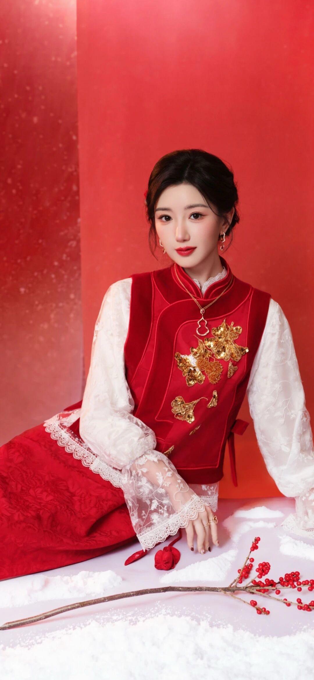 毛晓彤 新春喜庆穿搭