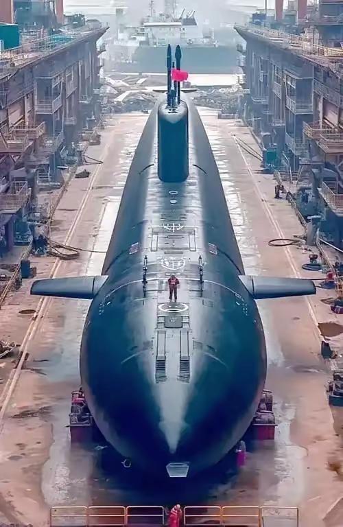 中国095核潜艇亮相渤海湾，美称吨位远超093型，X方向舵令人恐惧！
​渤海湾那