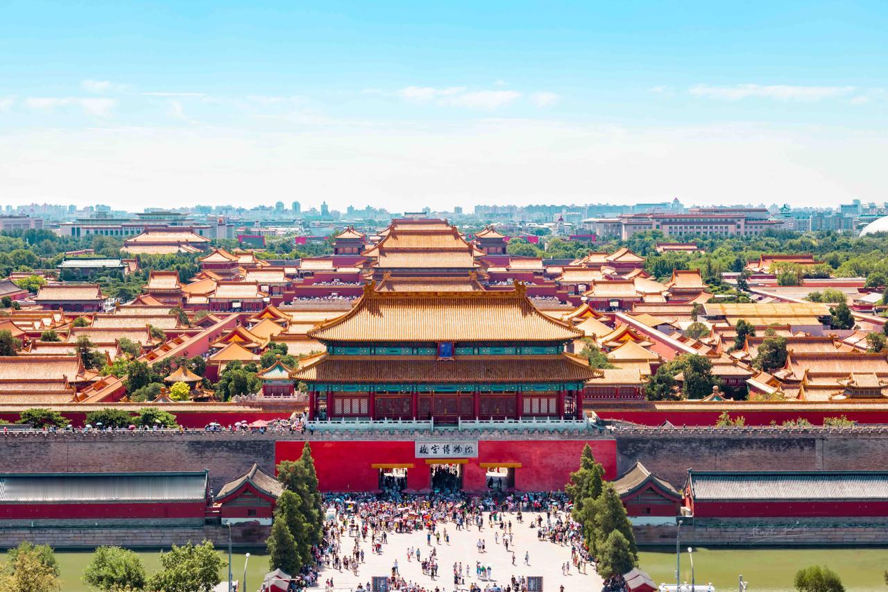 中国最值得去打卡的旅游景点：
1 . 北京·故宫博物院
世界最大木质古建筑群，红