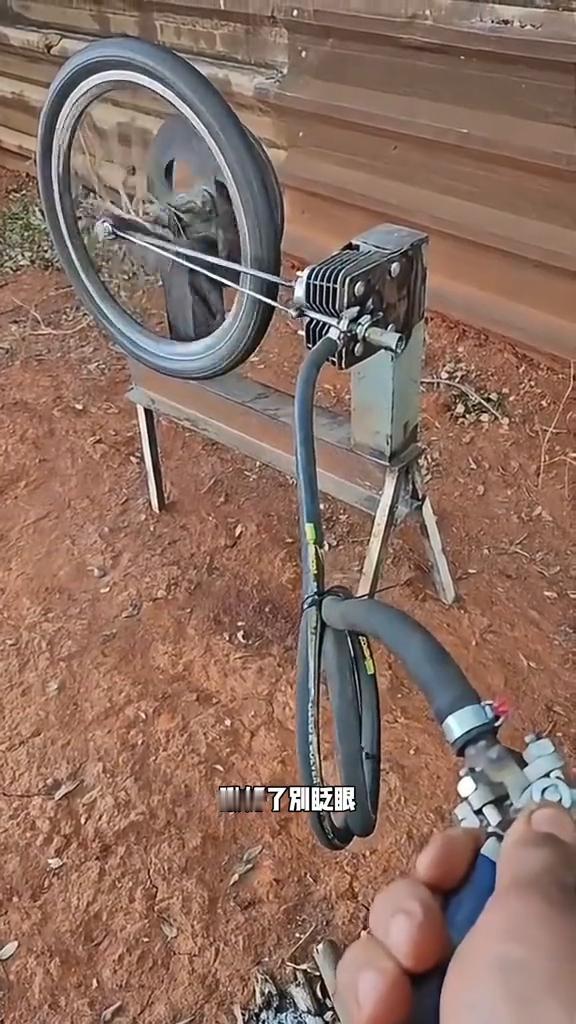 科学的尽头。
终于大功告成了，看好了别眨眼，这是我用了三年的时间研发出来的。成功