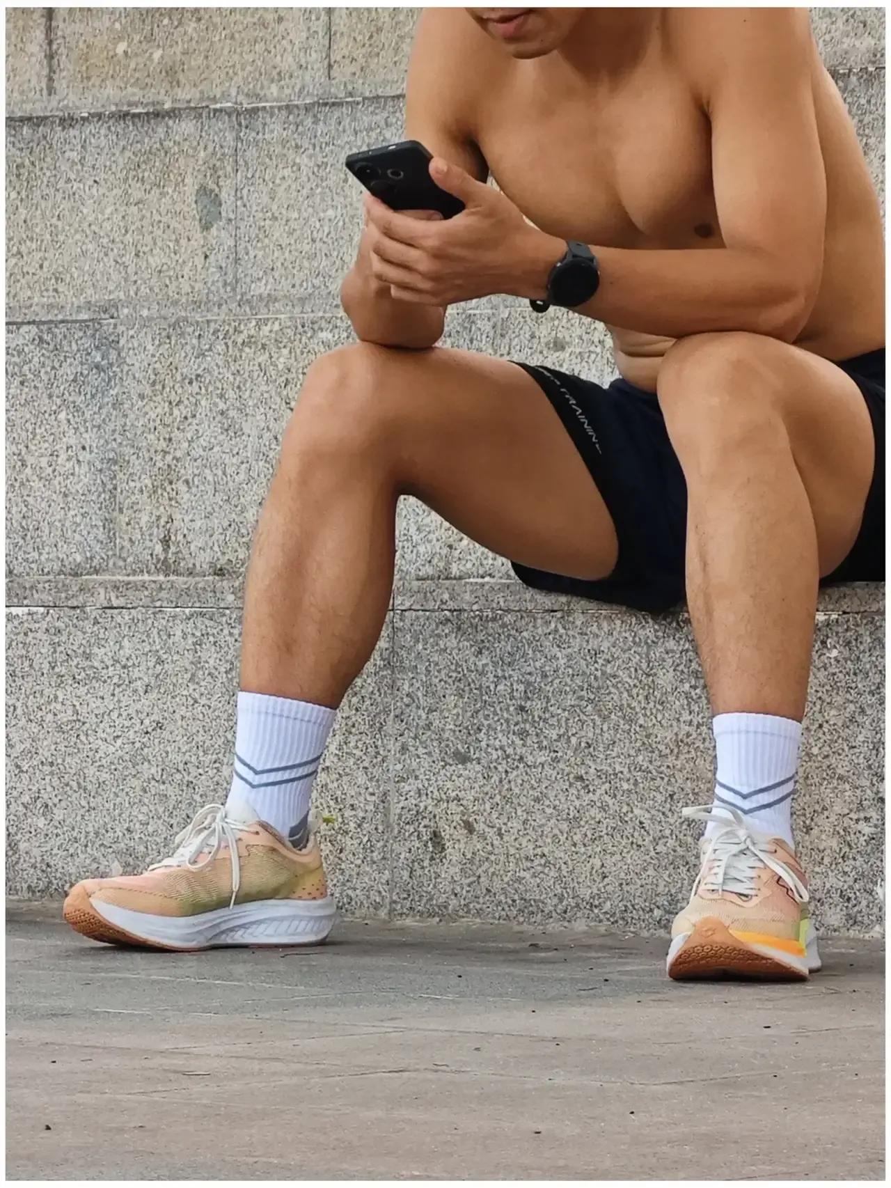 爱锻炼的都招人喜欢，健身的人都很帅，这种人很有魅力，身材那么好，你说他的颜值该有