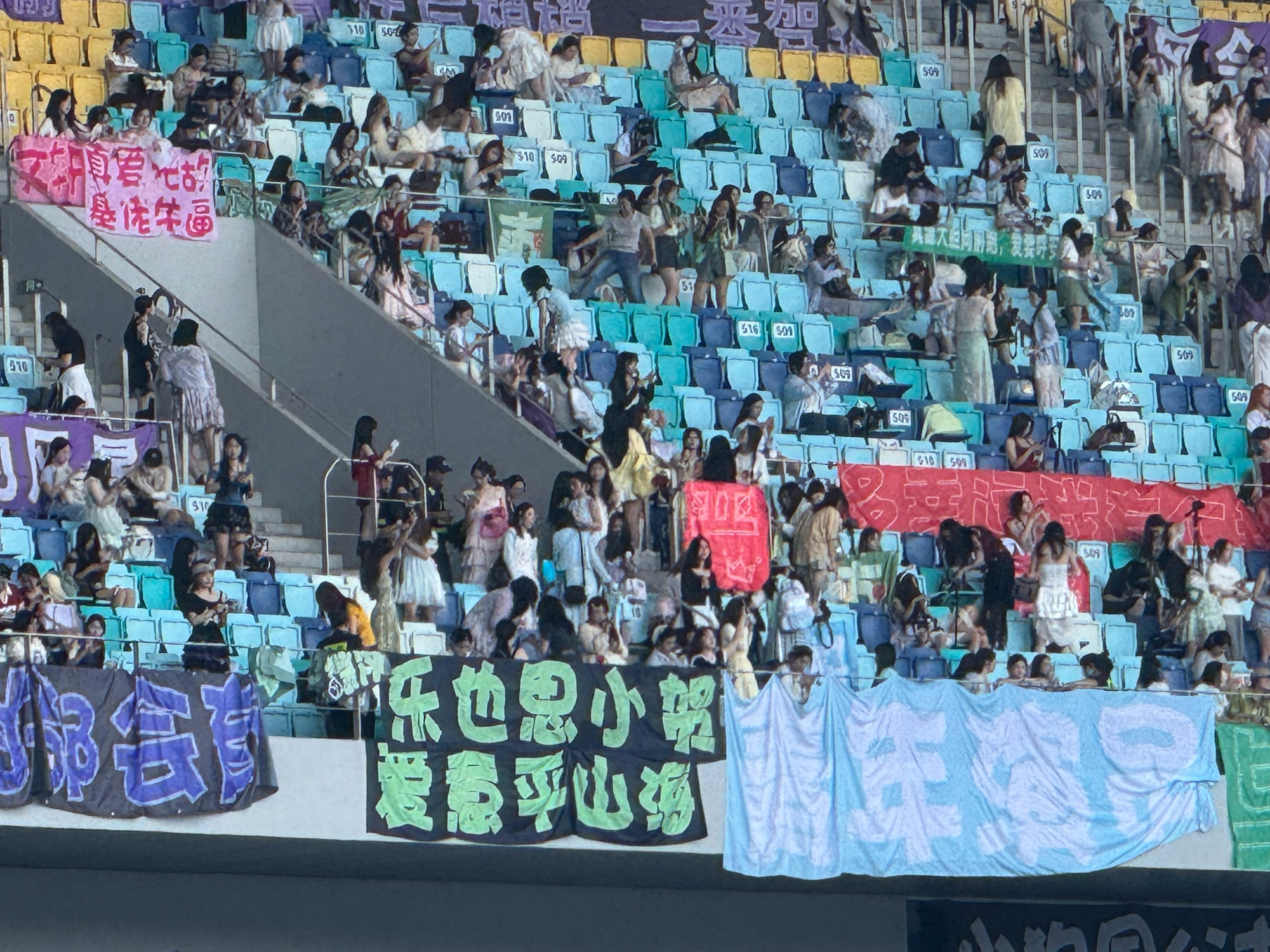 樱子娘2号依旧夯爆了💚💚贺峻霖 二代唯一all绿 我的灯牌【贺峻霖最争气】在