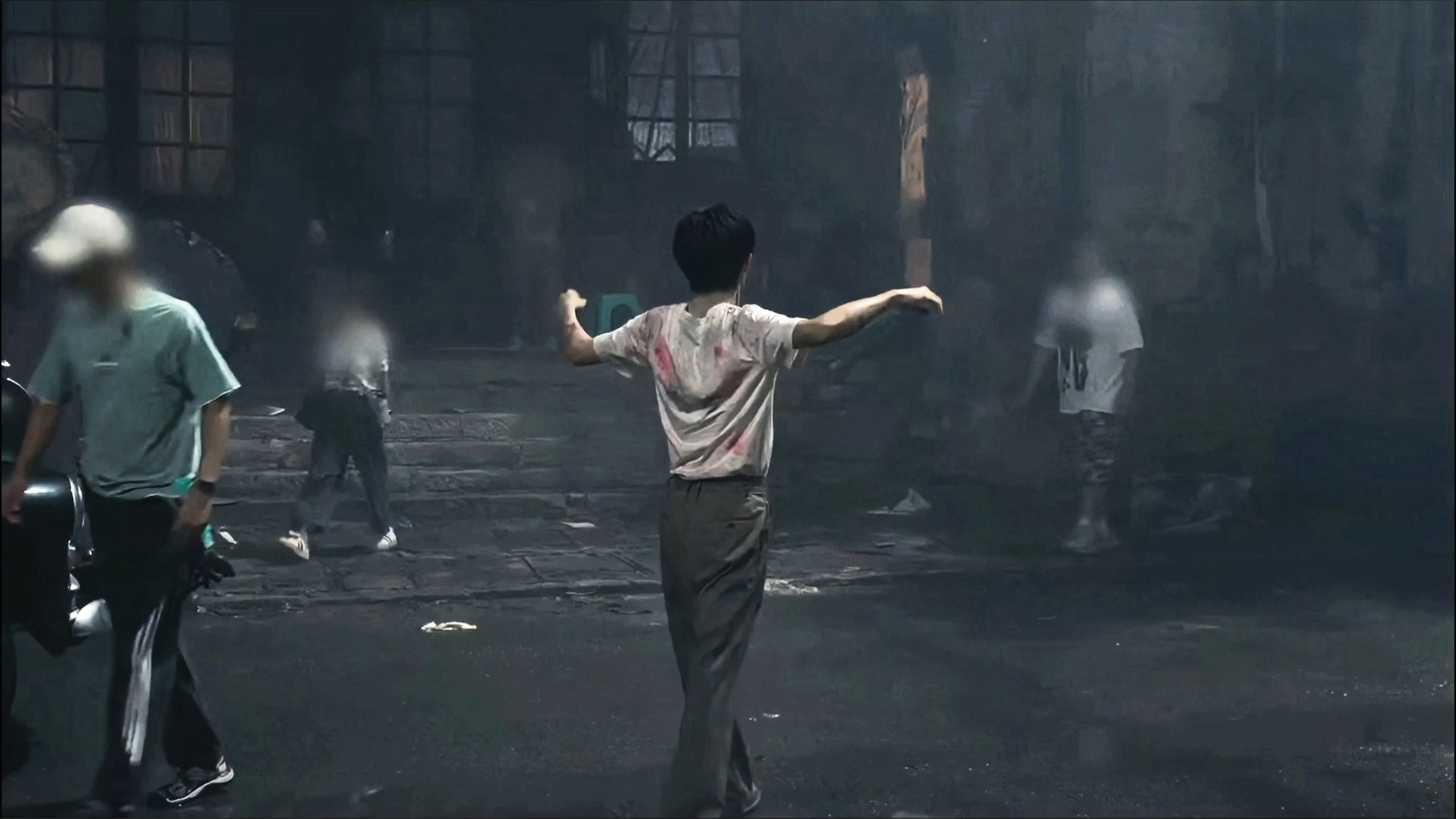 窄腰蝴蝶骨，想从背后环抱住扣住肩膀将头埋进邱儿软乎乎的头发里这不是我的错吧 