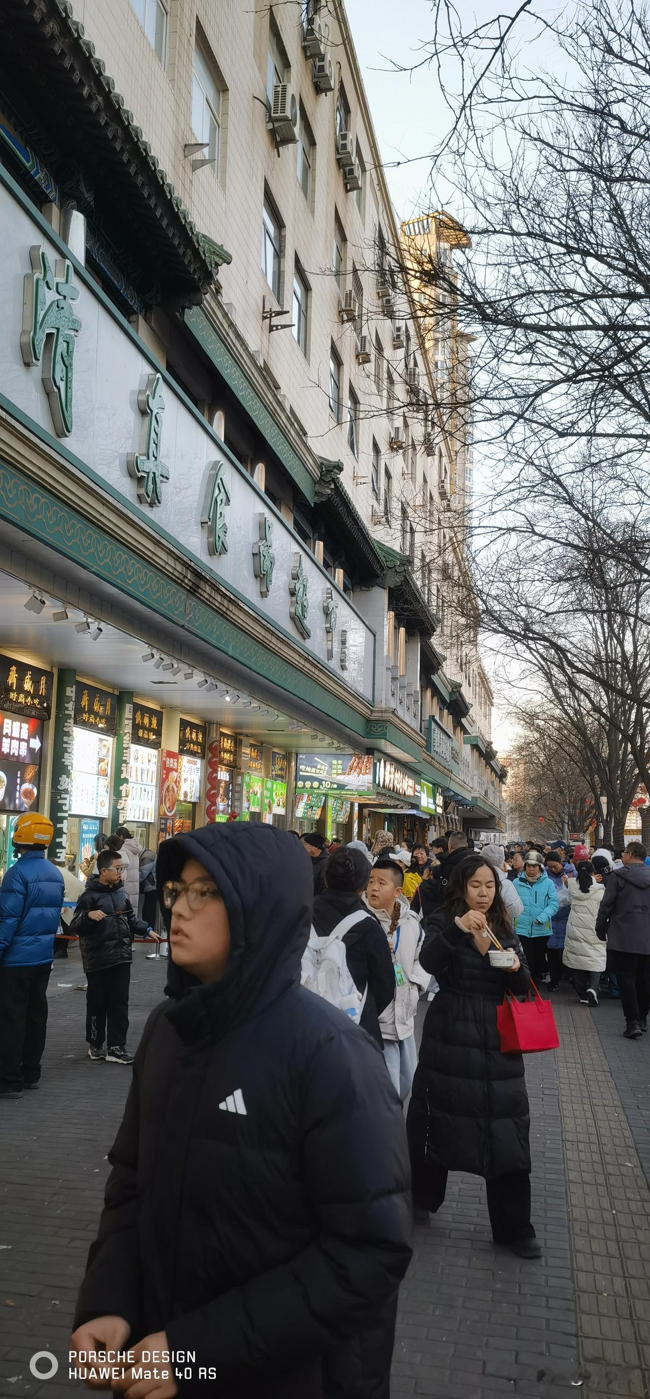 你说一个餐厅，连个酒杯都没有……
我就……
想喝酒还得借两个
真是长见识了