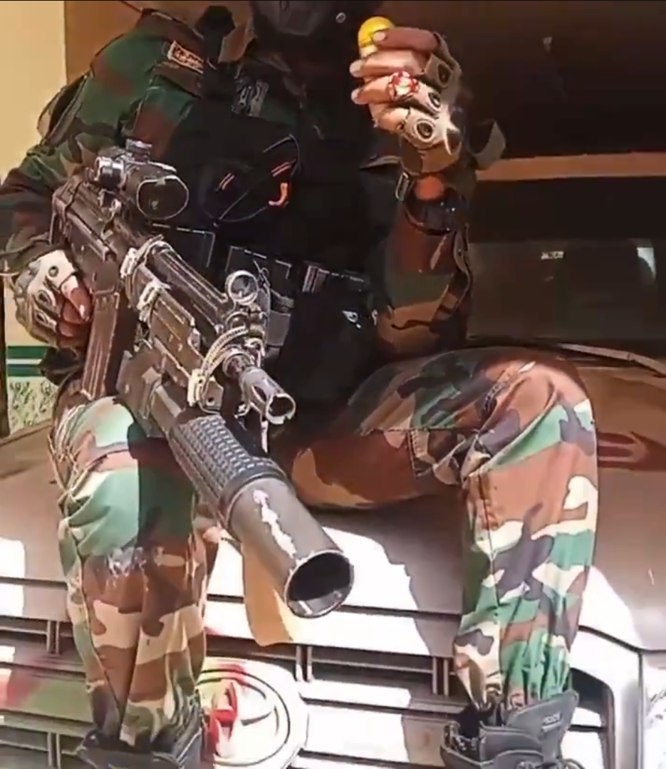 苏丹士兵将我国外贸的LG2型40毫米枪挂榴弹发射器绑在G3KA4步枪上使用，他同