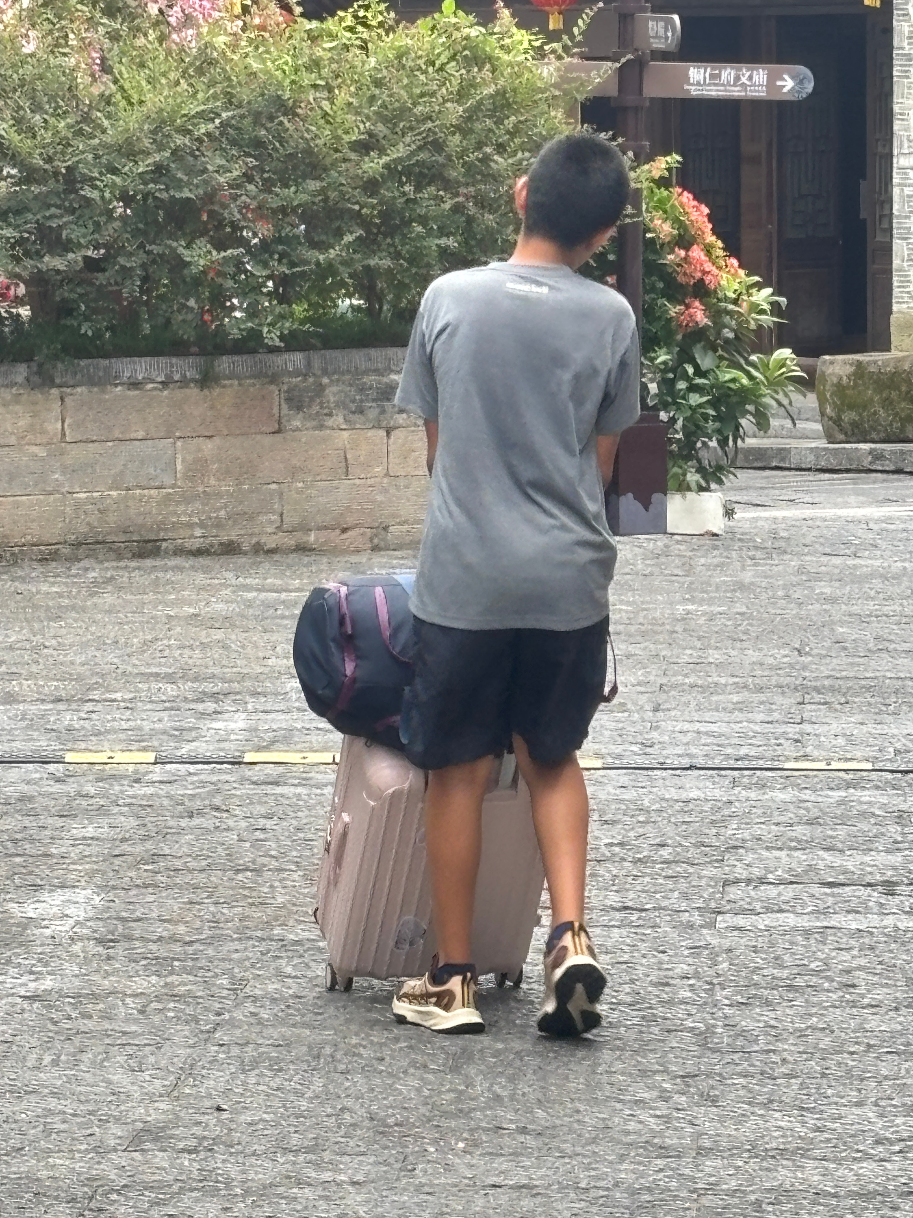 每次跟家人出来玩，都有年纪不一样的表弟们帮我们拎包，这次是个小学生[哈哈]还没上