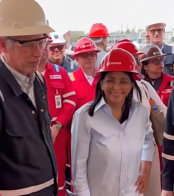 事到如今，委内瑞拉的内鬼，其实已经不装了。她已经得到了委内瑞拉军队的效忠，也算是