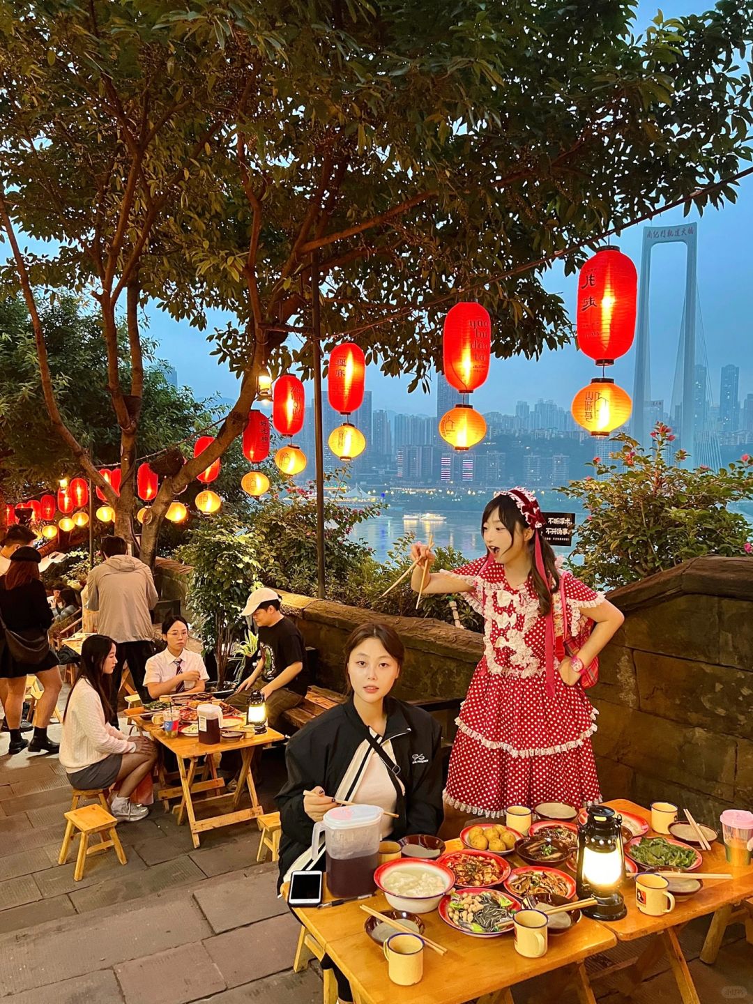来重庆吃坝坝席看江景！太浪漫了！
