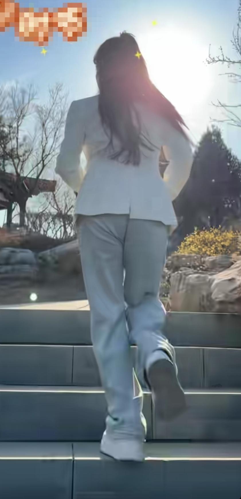 🌞 穿着白色西装，迈步向前，迎接新的一天！