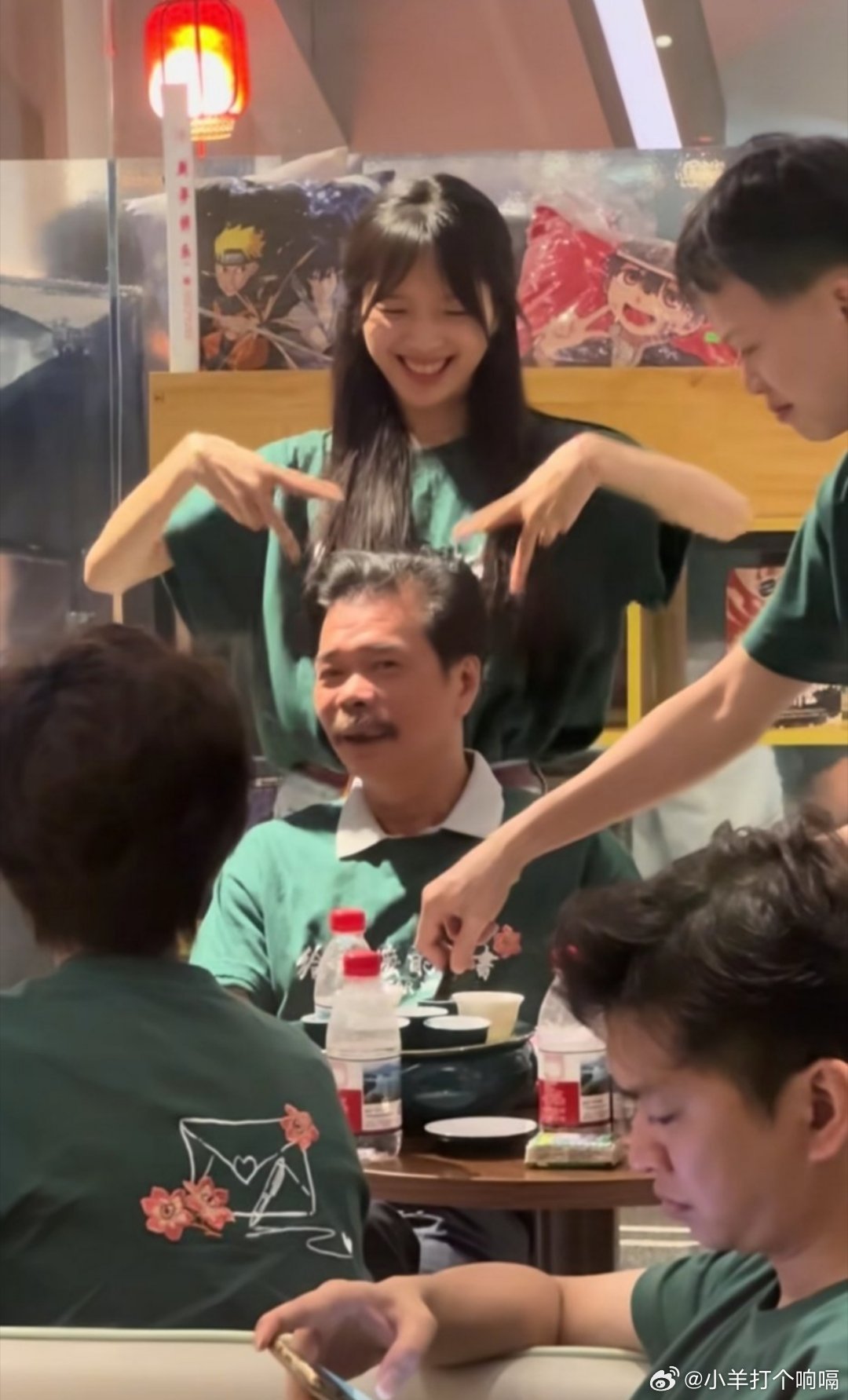 南枝爸爸戏里戏外都是开心果戏里是宠闺女护女婿的靠谱岳父，戏外翻花絮笑得最大声的那