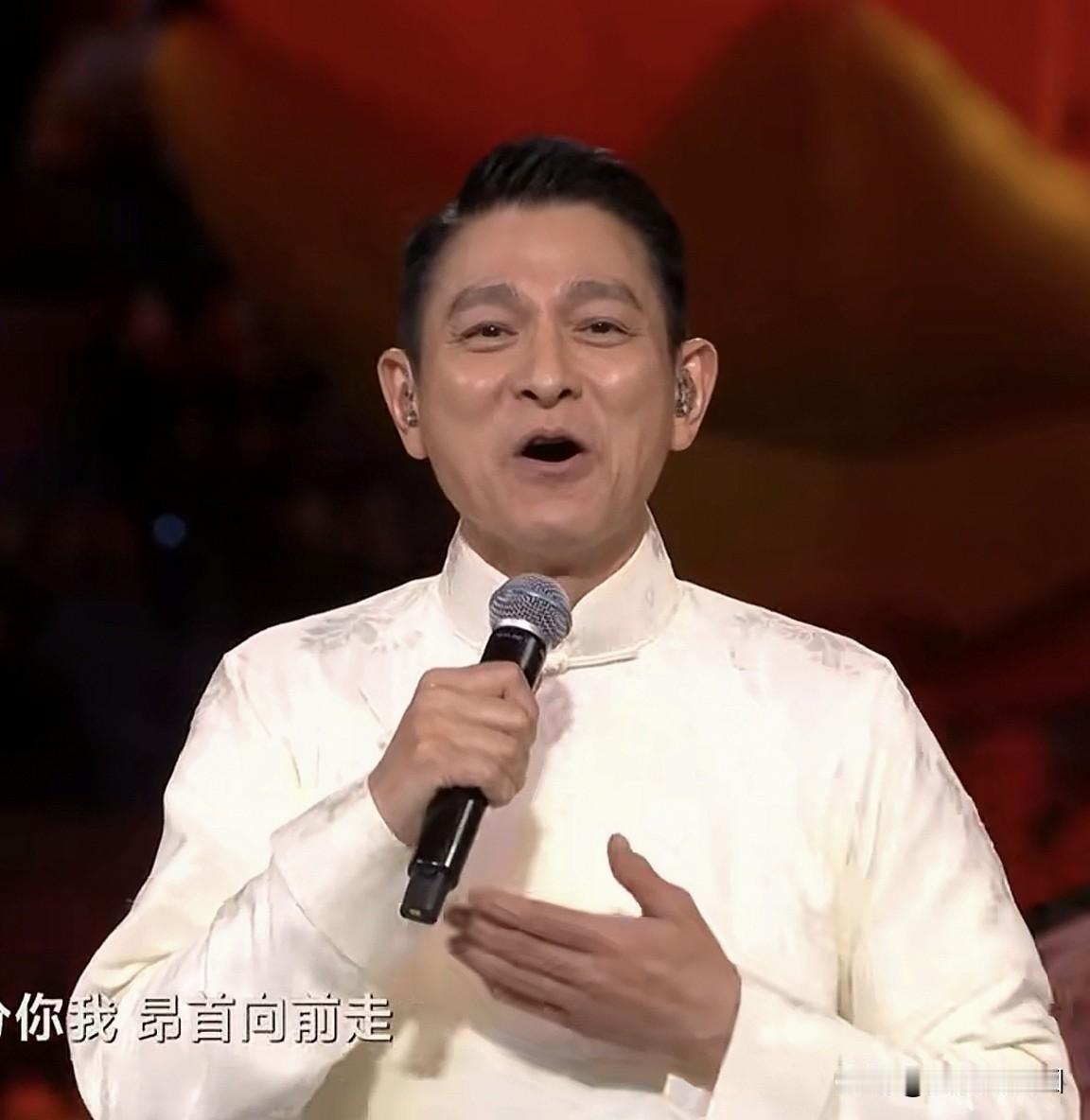 这首歌已经听了二十几年了，
如今依然让人热血沸腾。
今晚全运会开幕式，
刘德华又