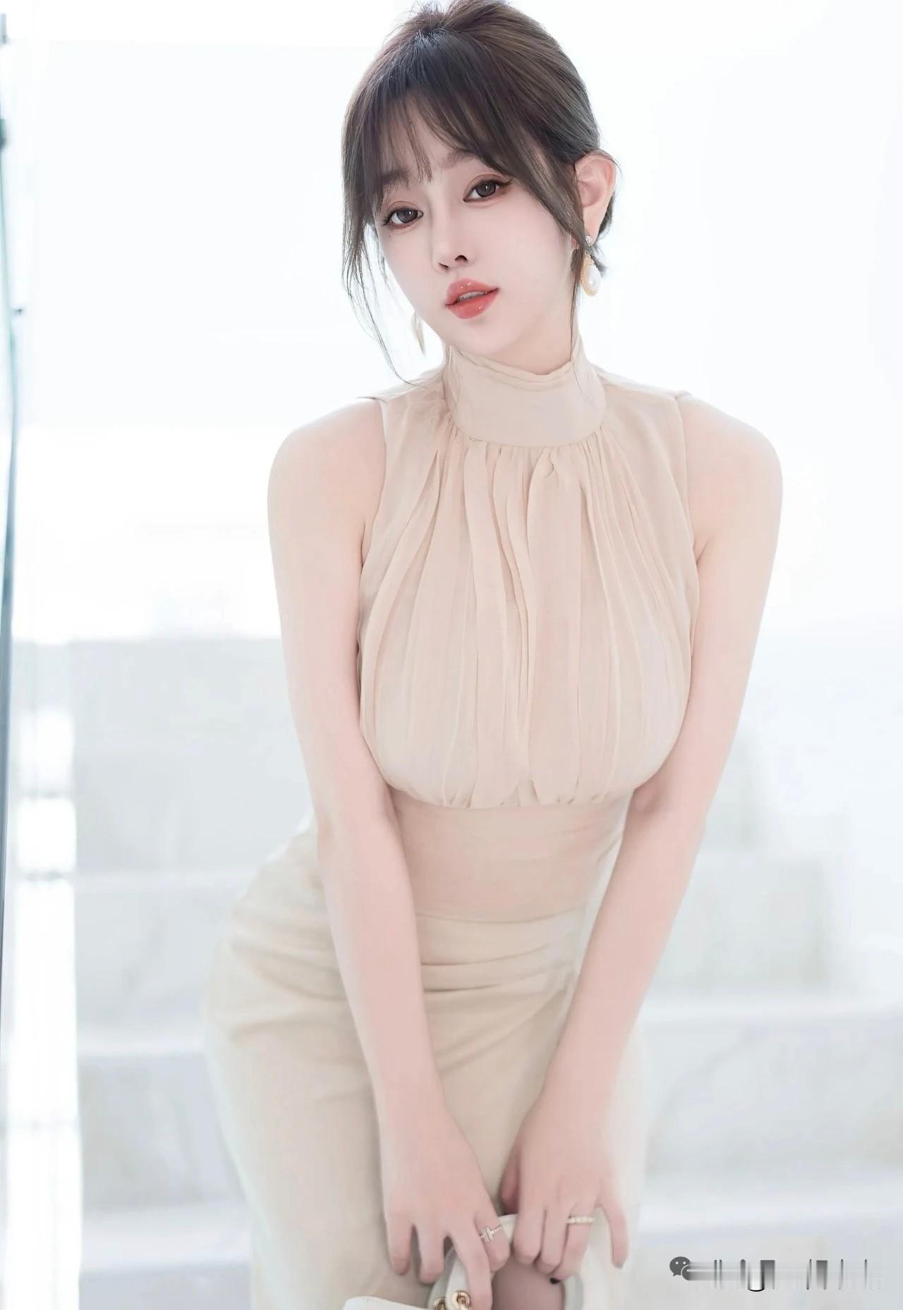 枫叶🍁|美女 王雨纯，穿素纱连衣裙怎样穿搭知性又显身材?什么样的女人最有魅力值