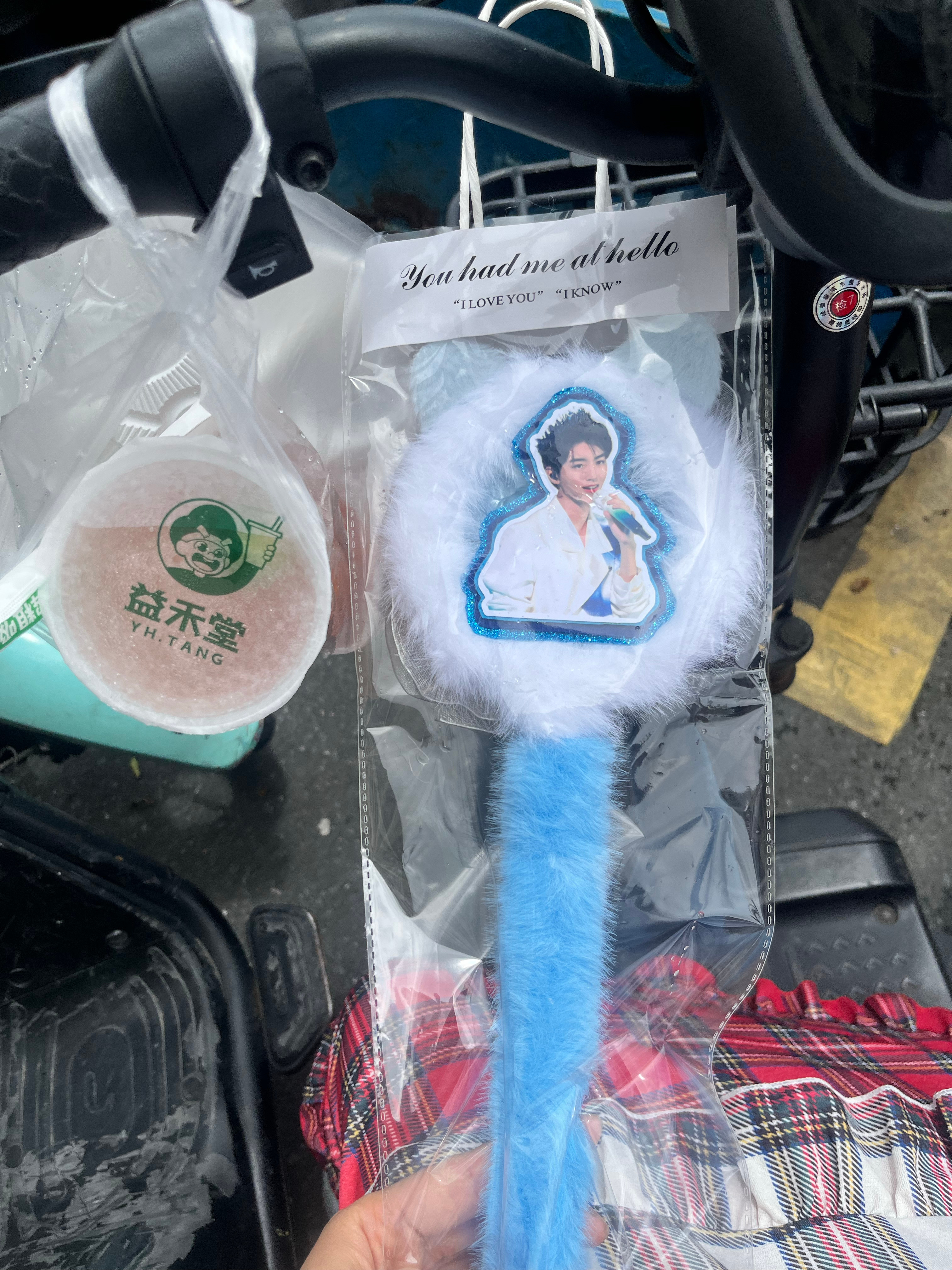 茵老板请喝的奶茶🧋思老板给的魔法棒物料💙 