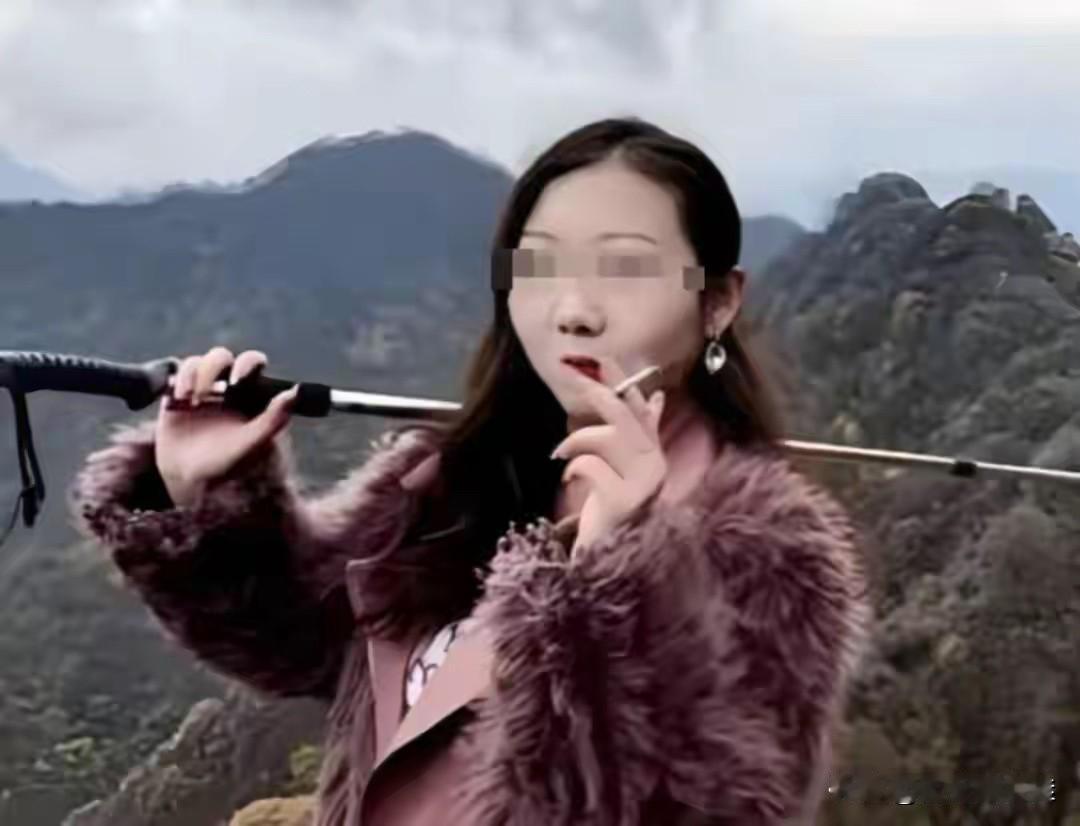 这女的能当老师？？？
没有为人师表的样子
不管学生
还口出狂言
停职算什么？
她