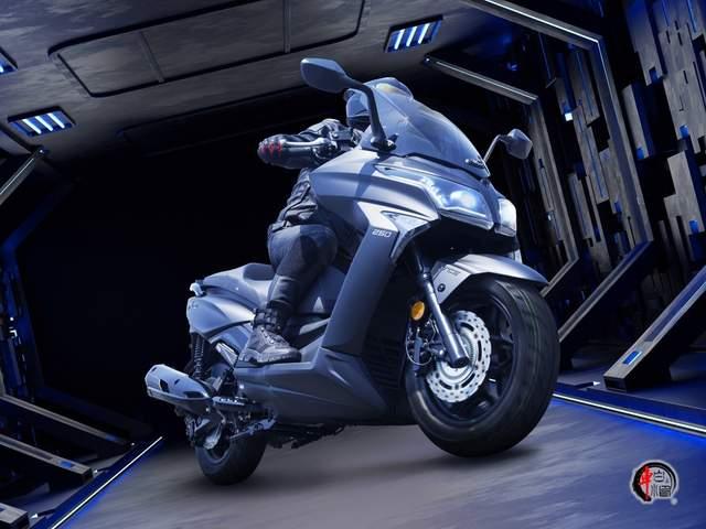 2025款光阳赛艇250售价维持21800元，新增两项配置：TCS牵引力控制系统