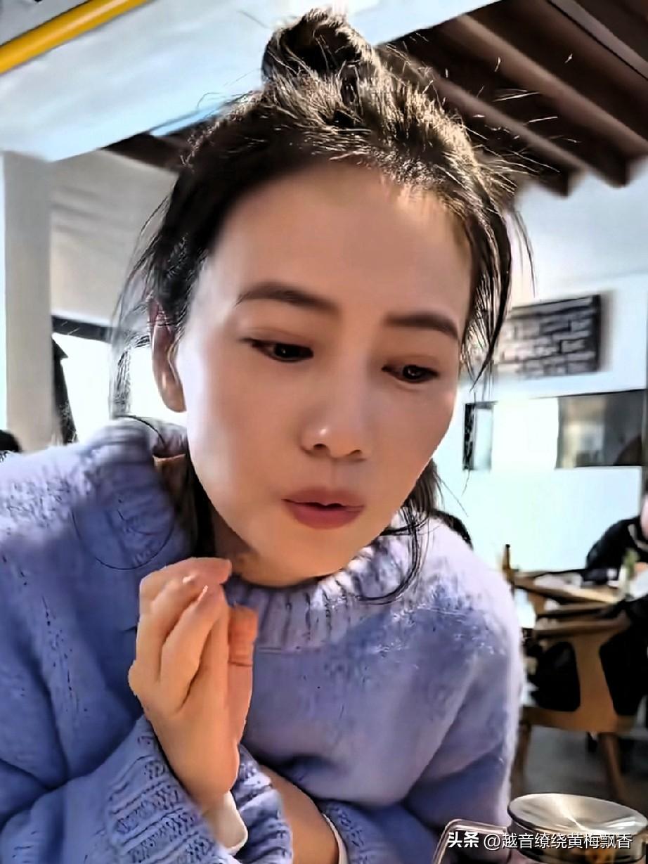 高圆圆带着她的助理来餐厅吃饭了，与其说是吃饭不如说是来“偷艺”，因为餐厅里有她最