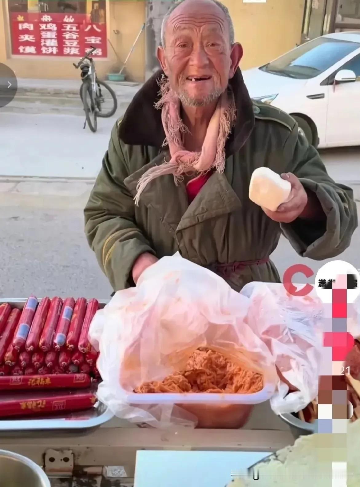 破防了！山东潍坊一个高三男生，默默给校门口智力缺陷的老爷爷送了3年烤肠，毕业前怕